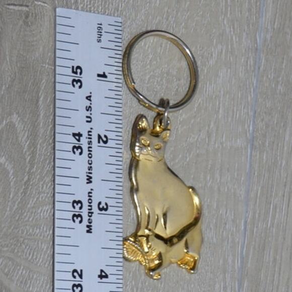 Vintage Cat and Kitten with Ball of Yarn Gold Keychain - Picture 4 of 5
